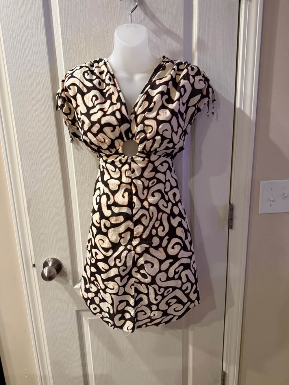 🤎Brown and Orange Abstract Print Keyhole Dress 
🧡Small 
🤎NWT🤎